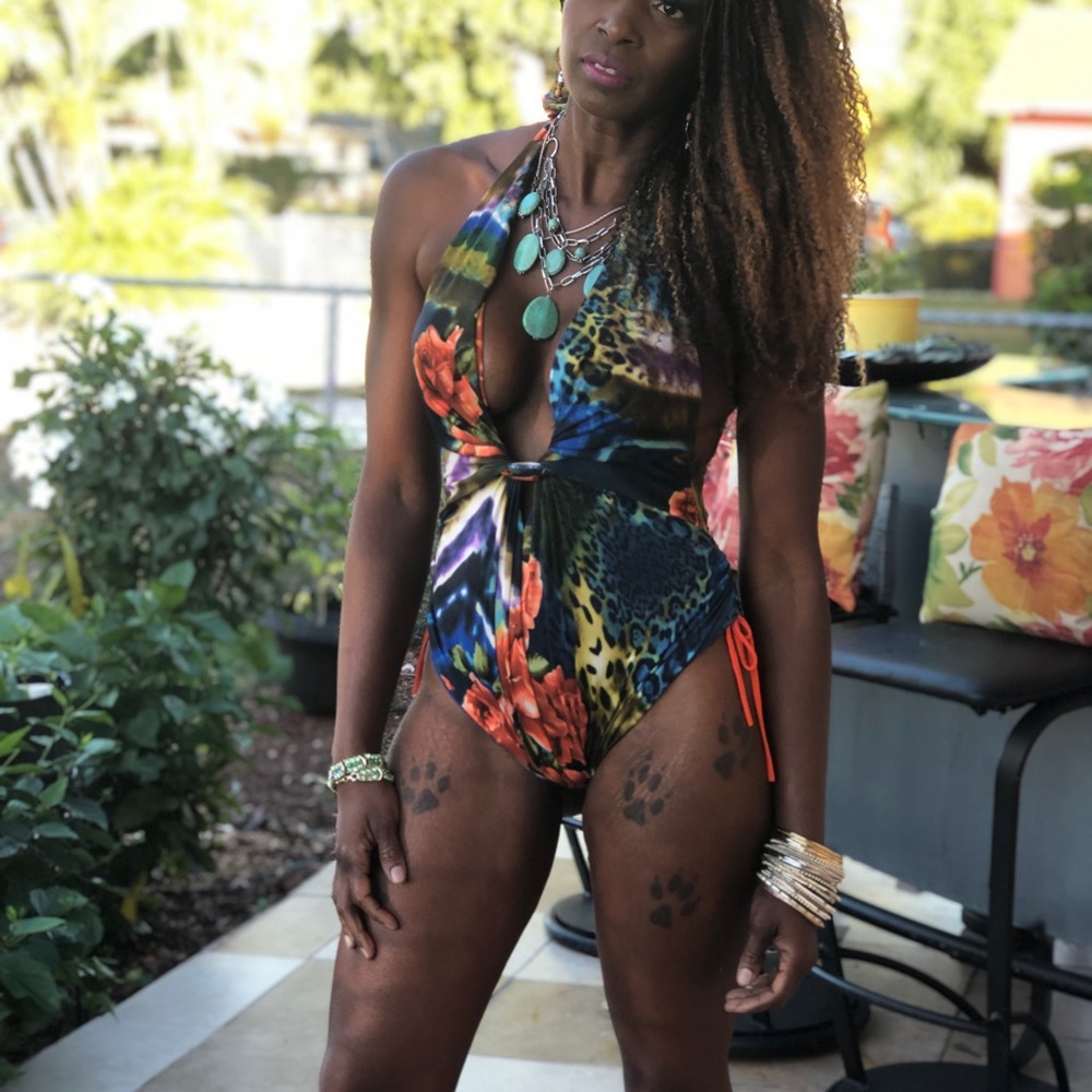 Sexy tropical one piece😈🌺